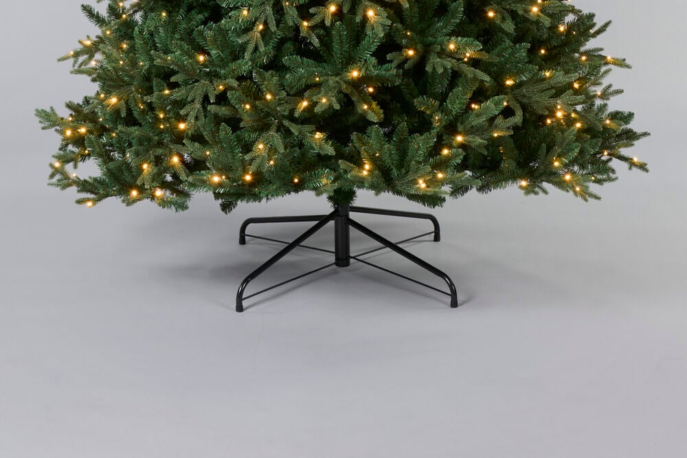 Juletre Chamonix 270 cm med grønne greiner, varme LED-lys og svart metallfot.
