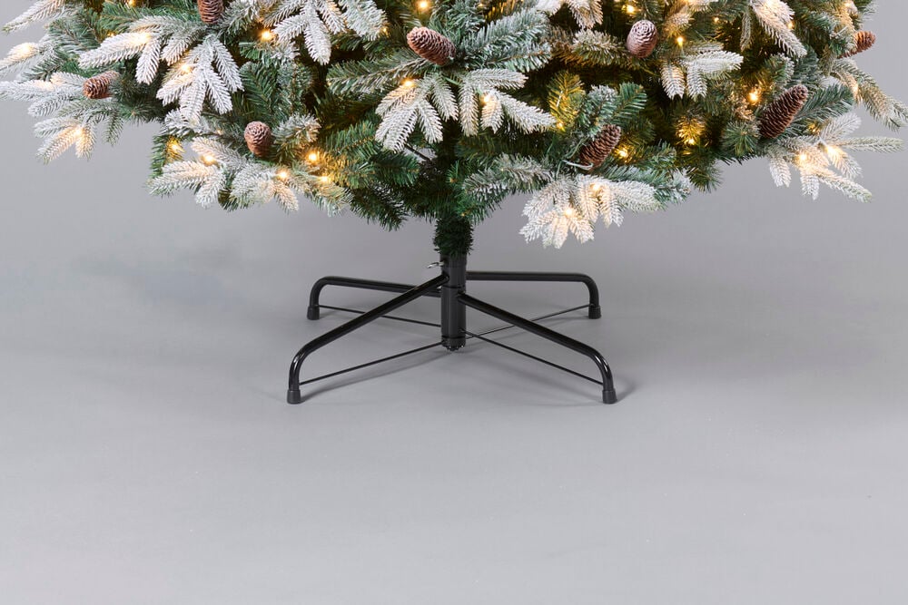 Juletre Colorado 250 cm, 480 LED PVC/PE 480 LED med snøkledde grener, kongler og lys på svart stativ.