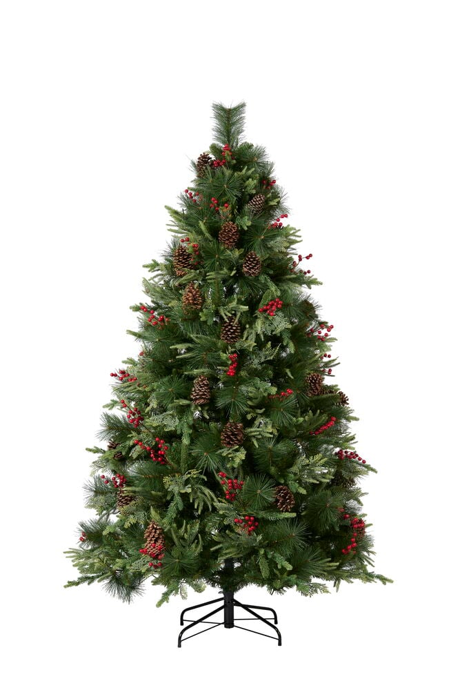 Grønn PVC/PE 360 LED kunstig juletre dekorert med kongler og røde bær på en svart fot, forfra.