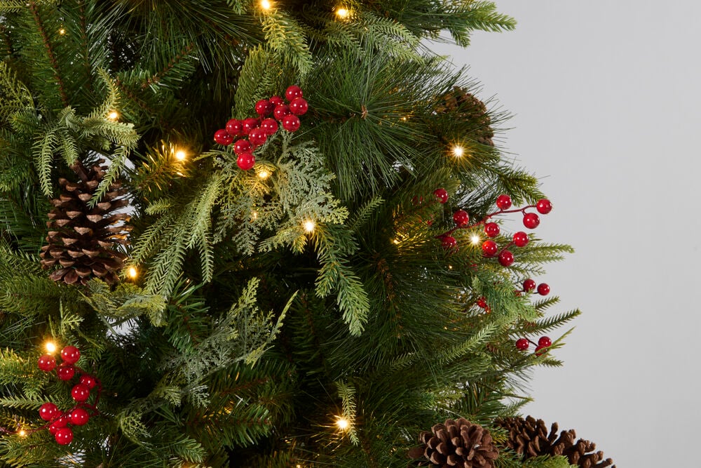 Juletre Engelberg 210 cm PVC/PE 360 LED med grønne nåler, varme lys, røde bær og kongler.