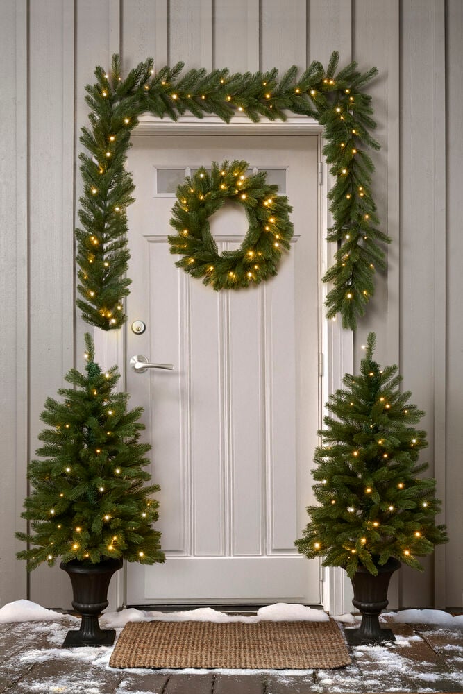 Juldekorationer set 4 delar med LED-belysning, inklusive upplyst girlang, krans och två krukträd.