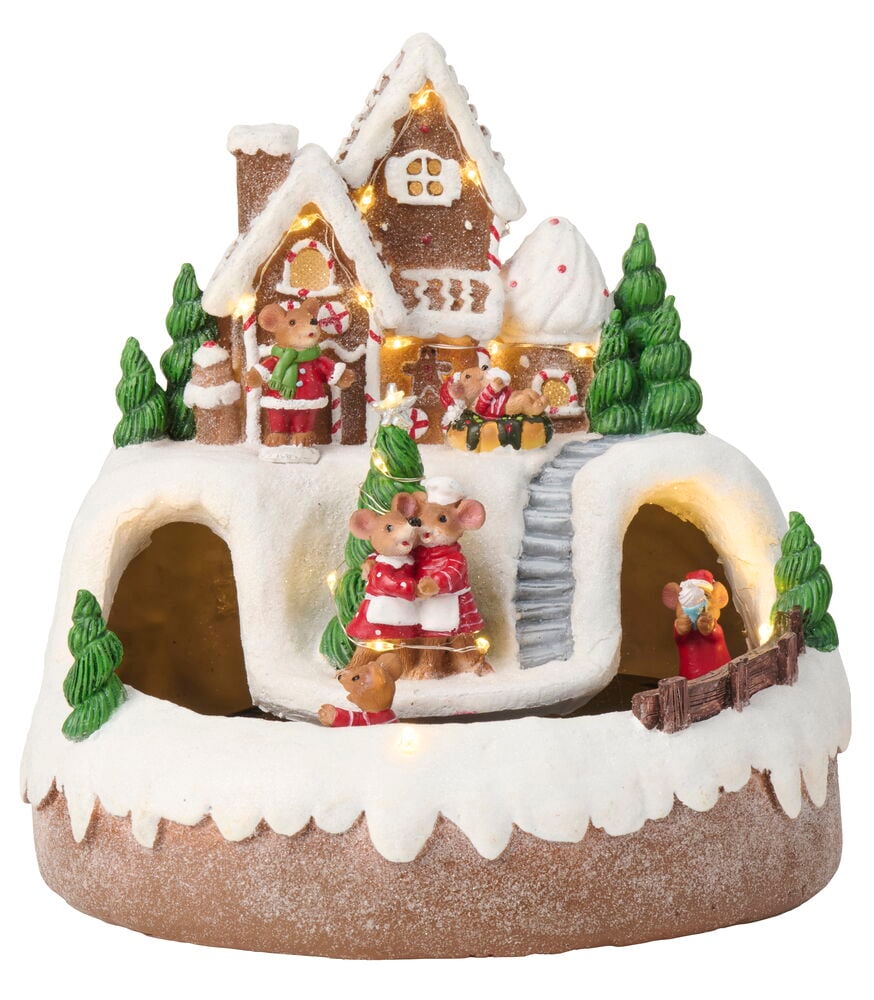 Beleuchtete Weihnachtsszene mit Mausfiguren, einem Lebkuchenhaus, Bäumen und Warmweiß LED-Lichtern.