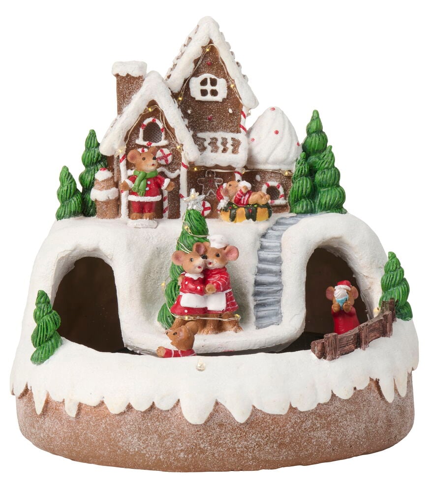Weihnachtliches Lebkuchenhaus mit Mausfiguren, Schnee, Bäumen und Warmweiß Lichtern.