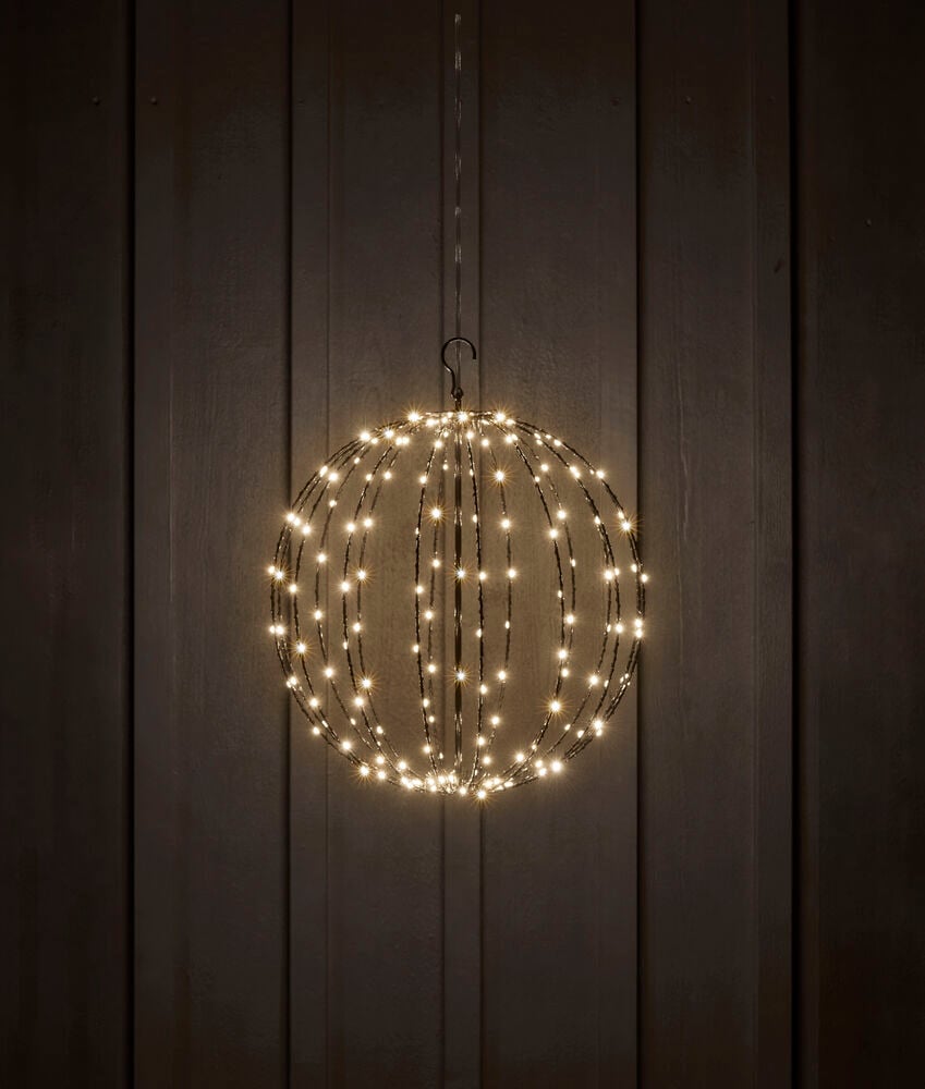 Dekorationsbeleuchtung Globe Warmweiß, ein kugelförmiger dunkler Metallrahmen mit warmweißen LEDs, hängend.