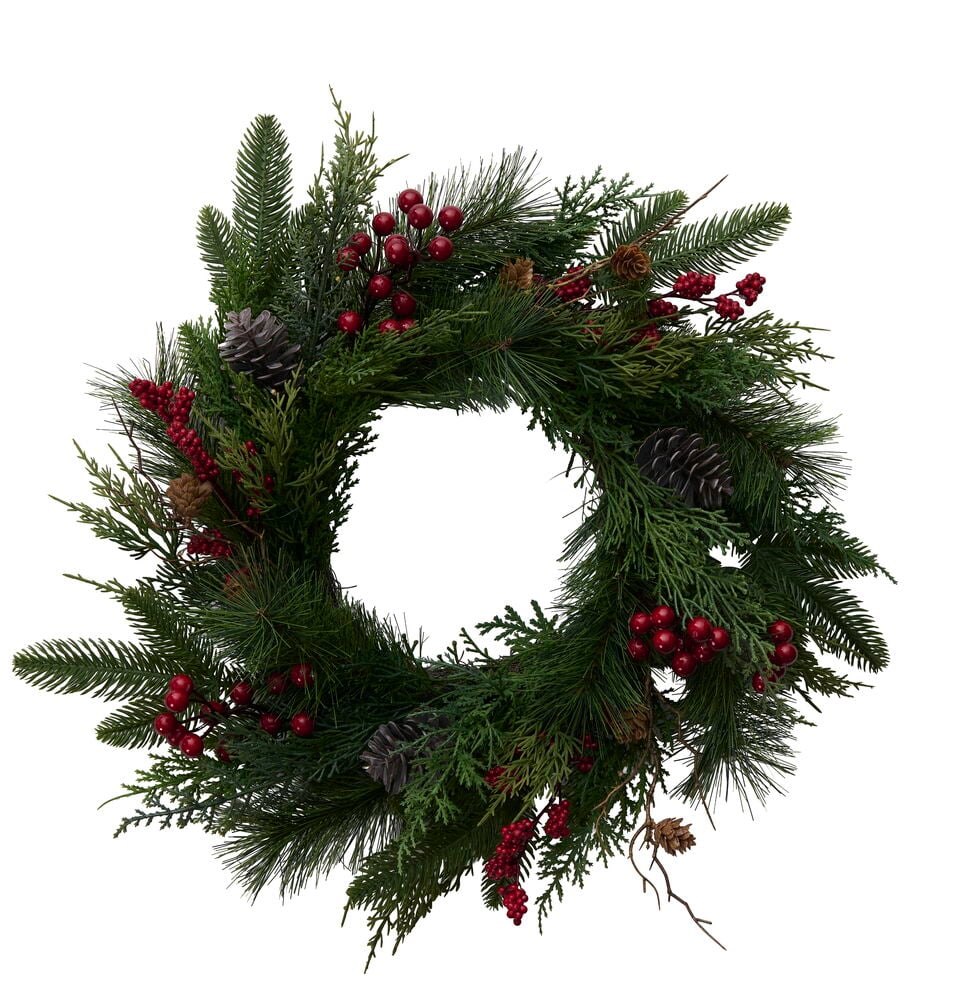 Ein grüner künstlicher Weihnachtskranz, geschmückt mit roten Beeren und natürlichen Tannenzapfen.