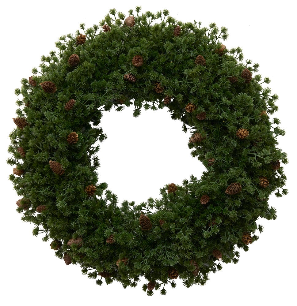 Ein runder grüner künstlicher Kiefernkranz verziert mit vielen braunen Tannenzapfen.