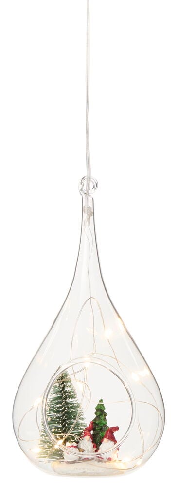 Klar, droppformad Dekorationsbelysning Herrvik i glas med tomtar, träd, snö och varmvita LED-lampor inuti.