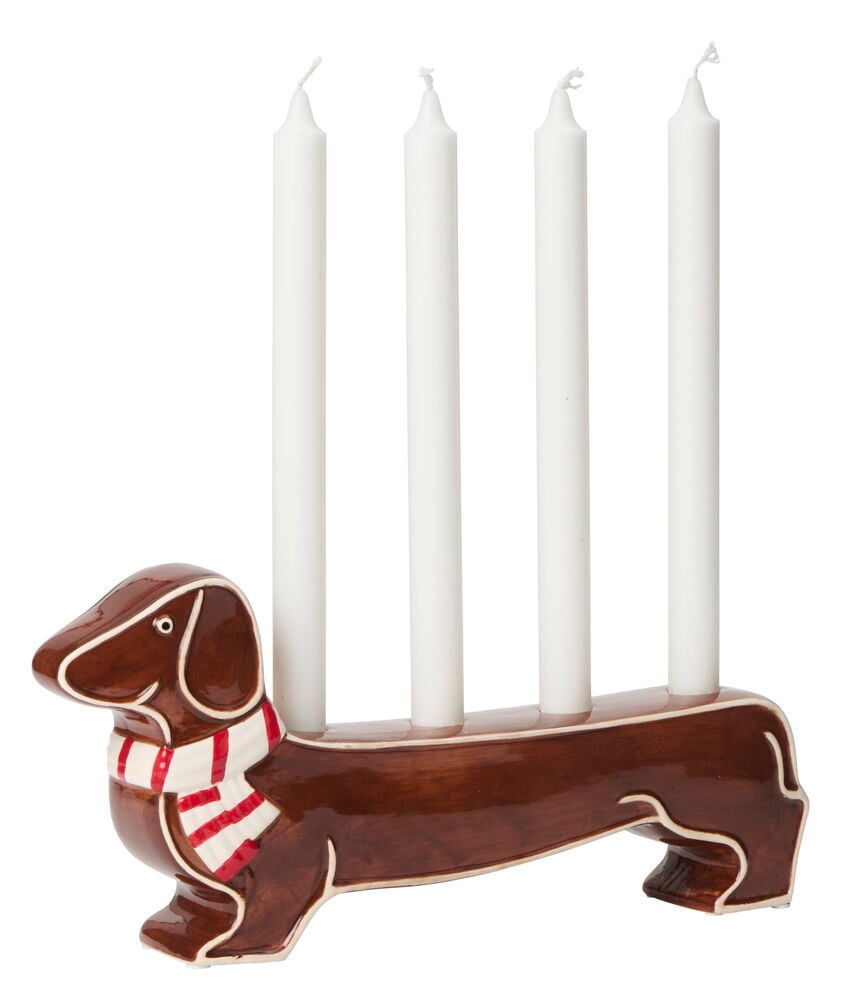 Brun taxformad Ljusstake Pup Brun med röd- och vitrandig halsduk och fyra vita ljus.