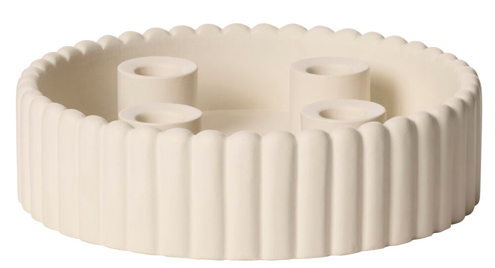 Vit ljusstake i porslin med plats för fyra ljus.