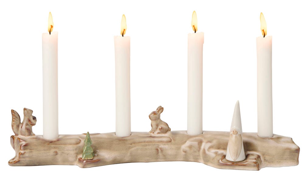 Kerzenständer Fauna, ein Keramikstamm mit vier brennenden weißen Kerzen und Waldtierfiguren.