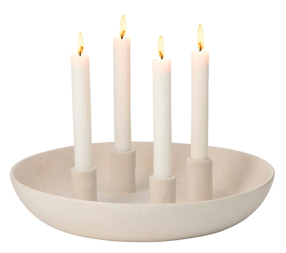 Adventtikynttelikkö Nora on vaalea keraaminen kulho, jossa on neljä sytytettyä valkoista kynttilää.