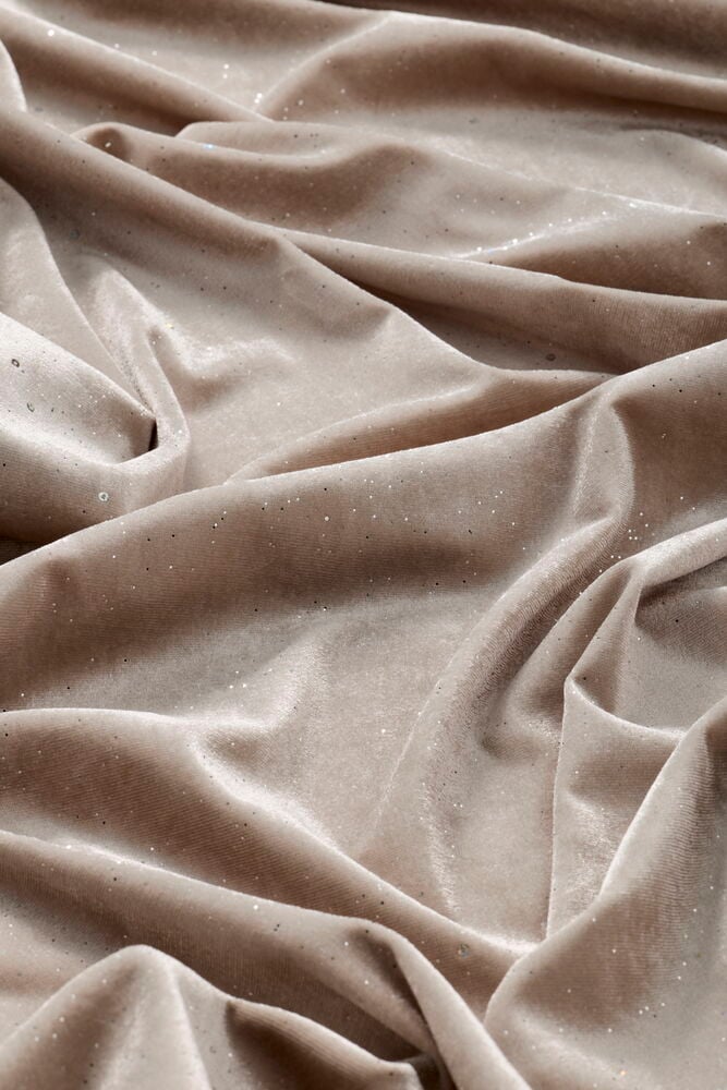 Drapert beige polyesterfløyel gardinlengde med glitter.