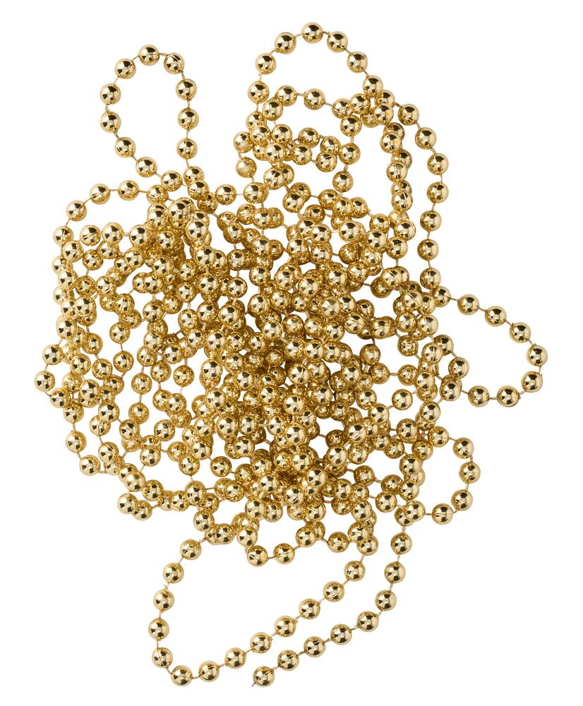 Goldene Weihnachtsbaumdekoration Perlengirlande verheddert auf weißem Hintergrund.