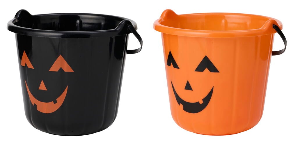 To Halloweenbøtter: svart med oransje ansikt, oransje med svart ansikt, begge med håndtak.