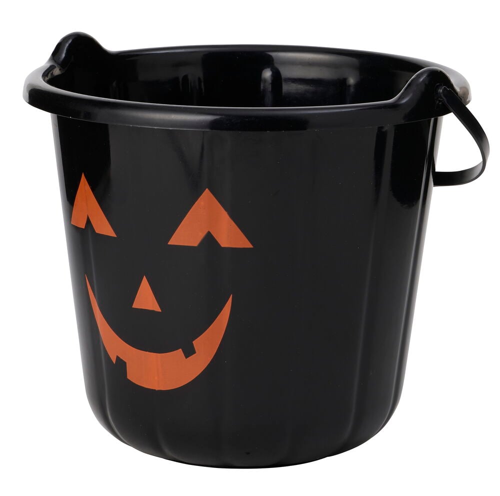 Svart Halloweenbøtte i plast med orange jack-o'-lantern-ansikt og et håndtak.