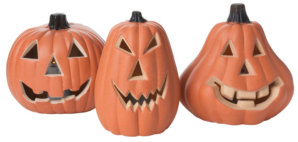 Tre orange LED Halloween-pumpor, 15,5 cm, med olika snidade ansikten som lyser i ögon och mun.