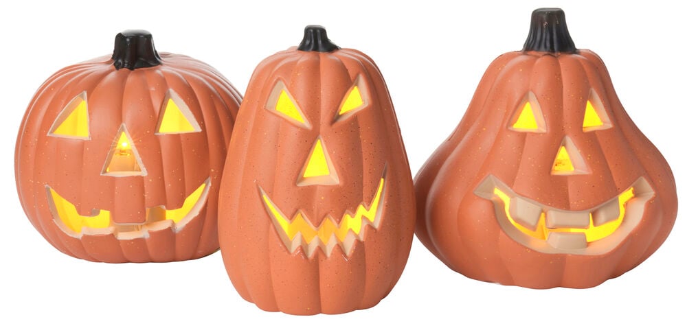 Tre orange 15,5 cm LED Halloween Pumpkin dekorationsbelysningar med olika utskurna ansikten och gult ljus.