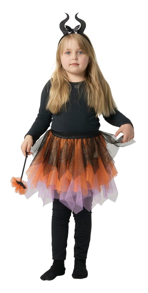 Maskeradset, barn med svart hornpannband, svart topp, orange och lila glitterkjol, svarta leggings och kvast.