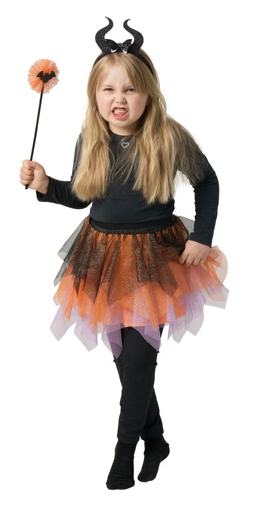 Maskeradset, barn: svart horn-hårband, svart topp, orange/svart/lila tyllkjol, svarta leggings, håller fladdermusstav.
