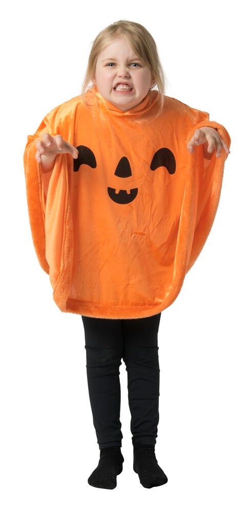 Ett barn bär en orange Halloween pumpaponcho med svart ansikte, svarta leggings och svarta strumpor.
