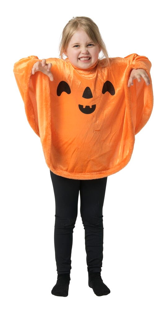 Barn bär en orange fluffig Poncho, barn Halloween One size med ett pumpaansikte och svarta leggings.