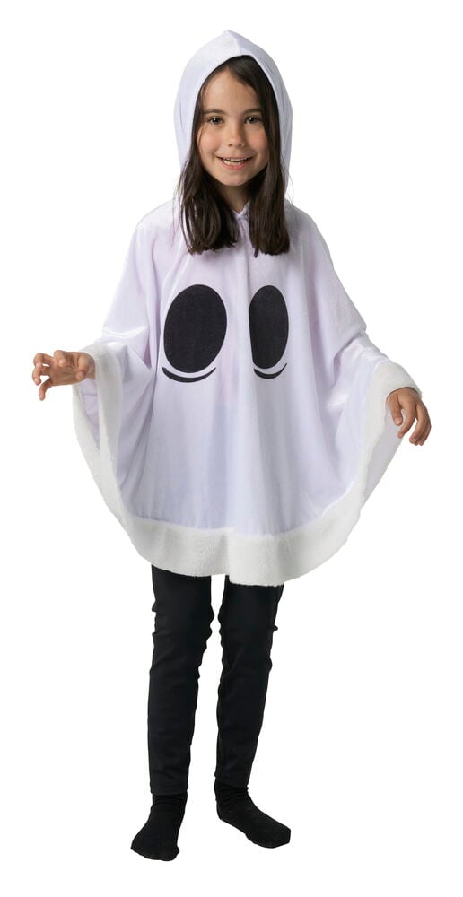 Barn bär vit spökponcho med huva, svarta ögon, vit kant, svarta leggings och svarta strumpor.
