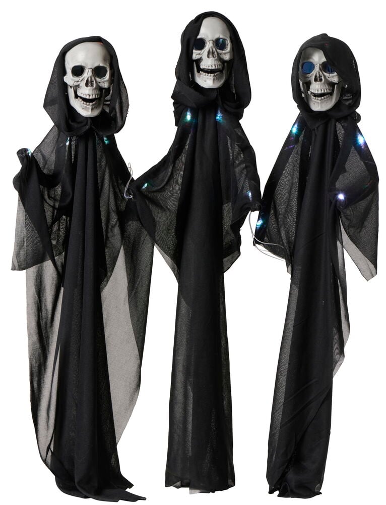 Tre Halloween dekoration Hängande skelett LED-figurer med vita dödskallar, svarta huvor och färgade lampor.
