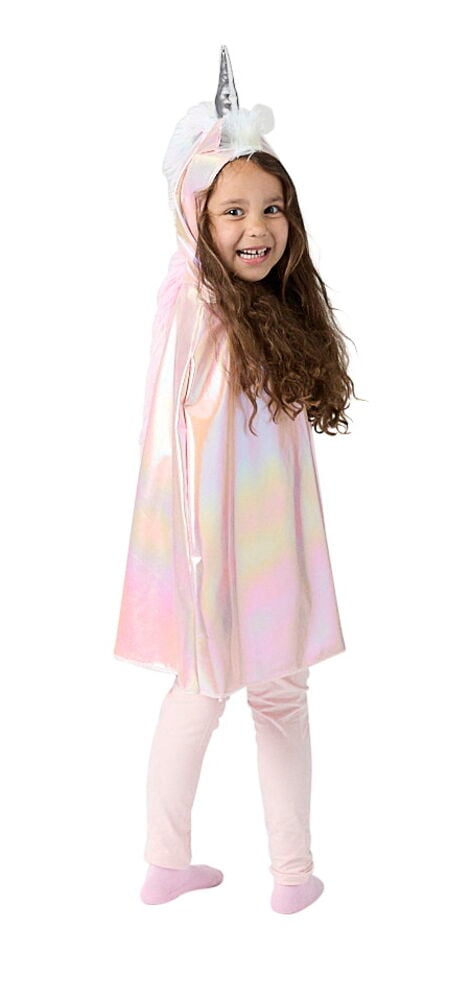 En leende unge bär en rosa iriserande Halloween cape, barn One size med enhörningshorn, rosa leggings och rosa strumpor.