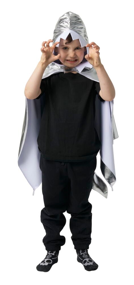 Barn i silverfärgad Halloween cape, barn med vita tänder, svart t-shirt, svarta byxor och döskallemönstrade strumpor.