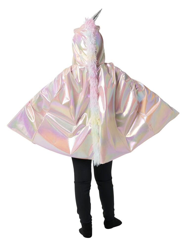 Halloween cape, barn, iriserande, enhörningstema med horn och regnbågsman, buren av ett barn över svarta byxor och strumpor.