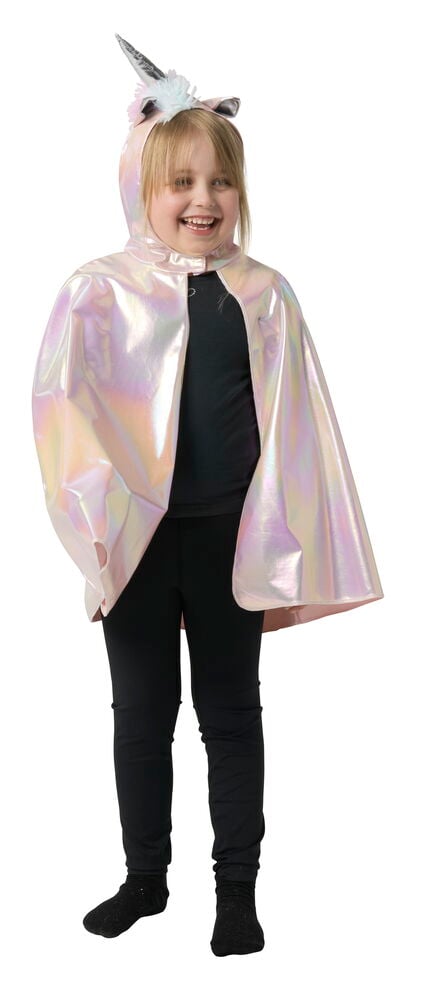 Barn bär en skimrande rosa enhörnings-halloween-cape med horn och fluff över en svart topp och svarta leggings.