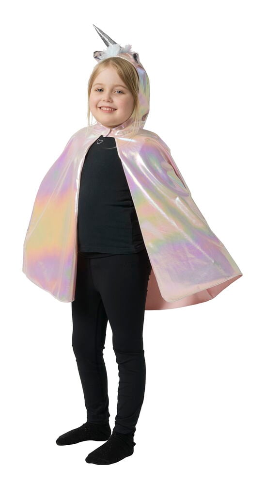 Barn bär en skimrande rosa Halloween cape, barn One size med enhörningshuva över svart t-shirt och svarta leggings.