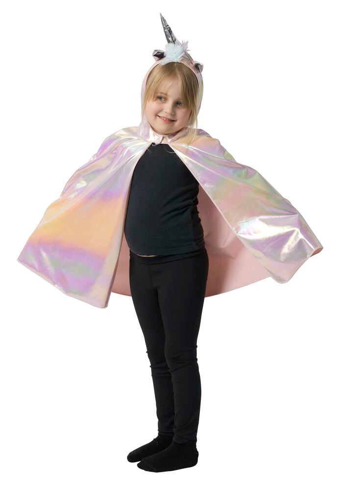 Barn i iriserande rosa Halloween cape med enhörningshuva, svart topp och leggings.