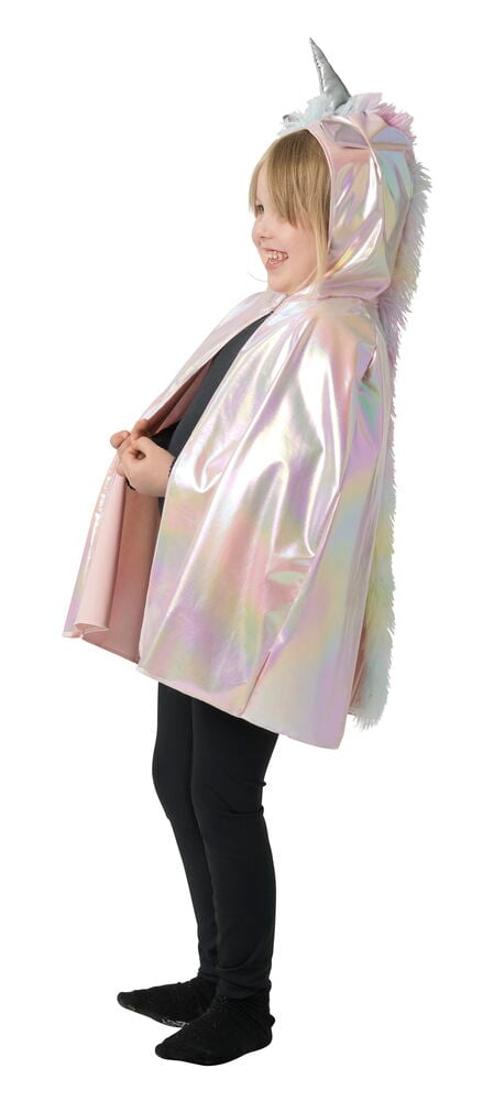 Barn bär iriserande pastell Halloween cape, barn med enhörningshuva och fuskpäls, svart topp och leggings.
