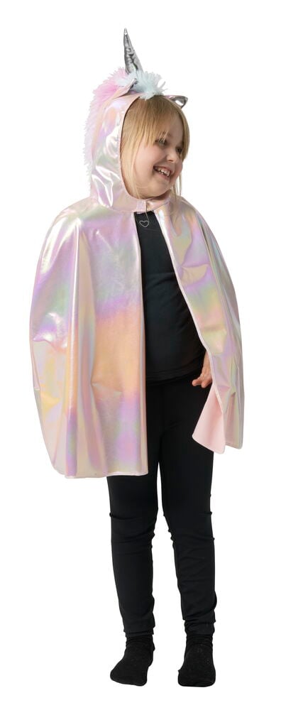 Iriserande Halloween cape, barn med enhörningshuva och hjärtlås buren av ett barn över svart topp och leggings.