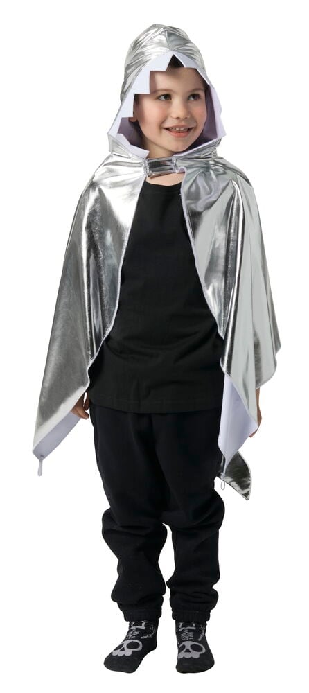 Barn bär en glänsande silver Halloween cape, barn med huva över en svart t-shirt, svarta byxor och döskallesockor.
