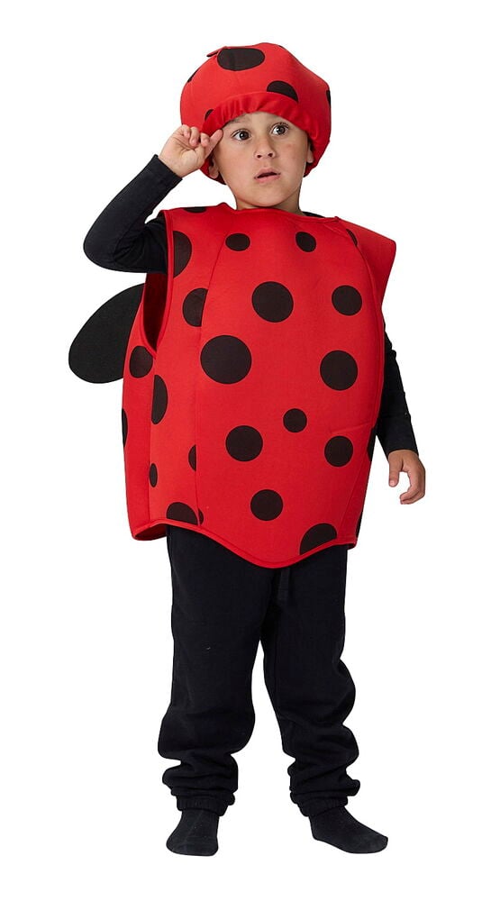 Barn har på seg en rød og svartprikket marihøne Halloweenponcho, barn One size kostyme med hatt over svarte klær.