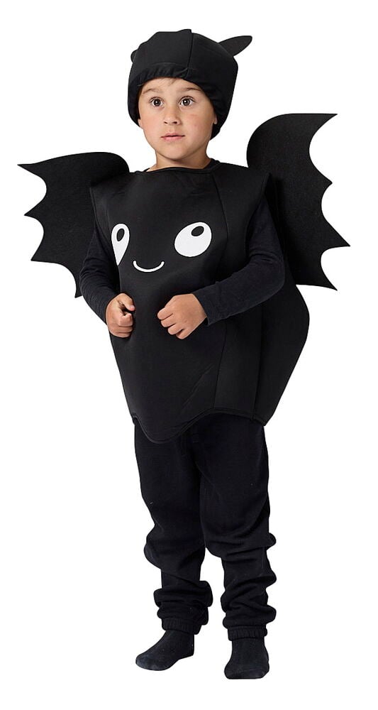 En gutt bærer en svart Halloweenponcho, barn One size-drakt med hvite øyne, et smil, flaggermusvinger og en matchende hatt.