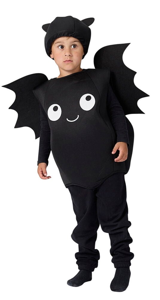 Barn modellerer svart Halloweenponcho, barn, flaggermusdrakt med vinger, matchende lue, svart topp, bukse og sokker.