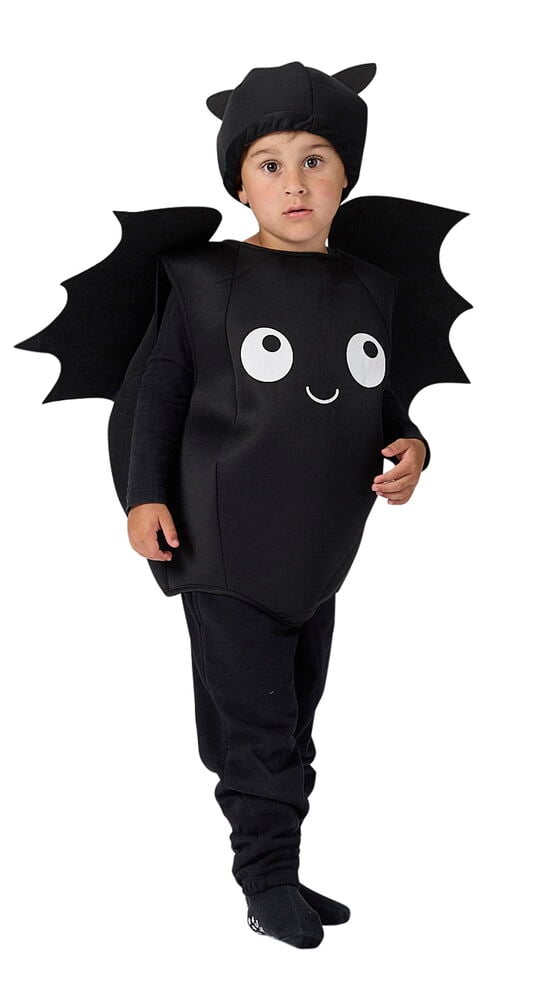 Et barn bærer en svart Halloweenponcho, barn One size med vinger, hatt, svart topp og bukser.