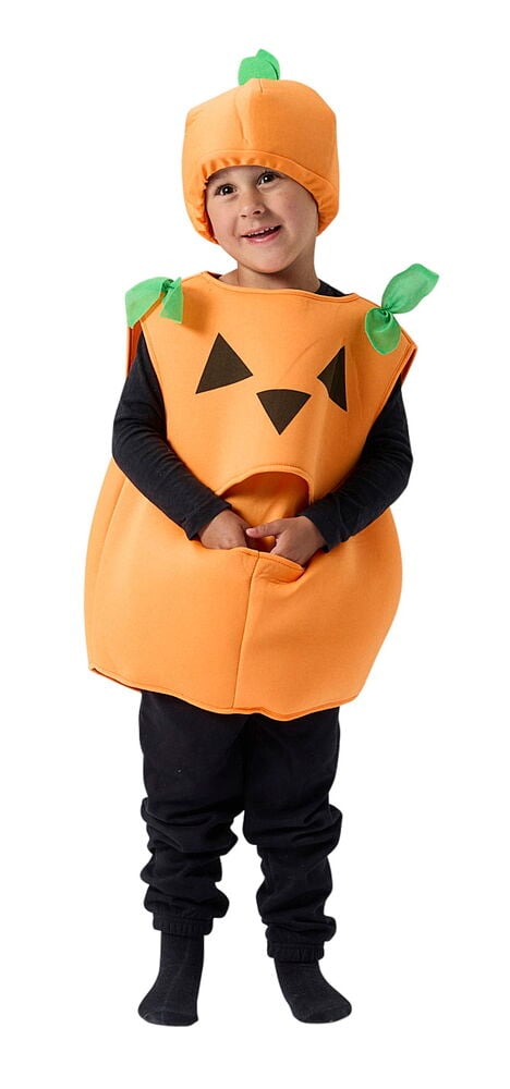 Barn i oransje Halloweenponcho, barn med hatt, svart genser, bukse og sokker, hender i poncholomme.