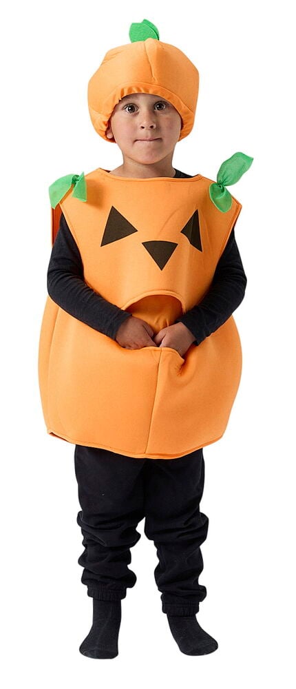 Et barn har på seg en oransje Halloweenponcho, barn One size, med gresskarhatt, over svart genser og bukser.