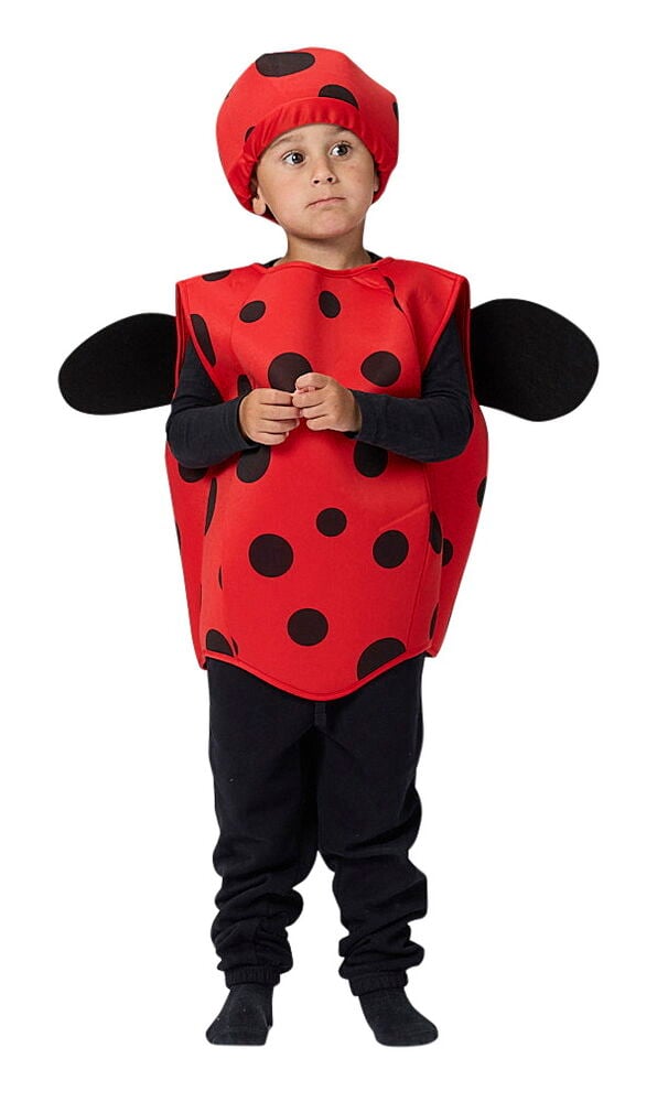 Et barn har på seg en rød Halloweenponcho med svarte prikker og hatt, over svarte klær.