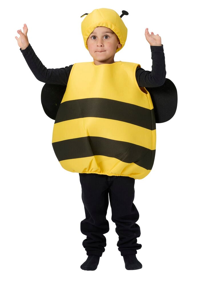 Et barn bærer en gul- og svartstripet Halloweenponcho, matchende biehatt, svart langermet topp og bukser.