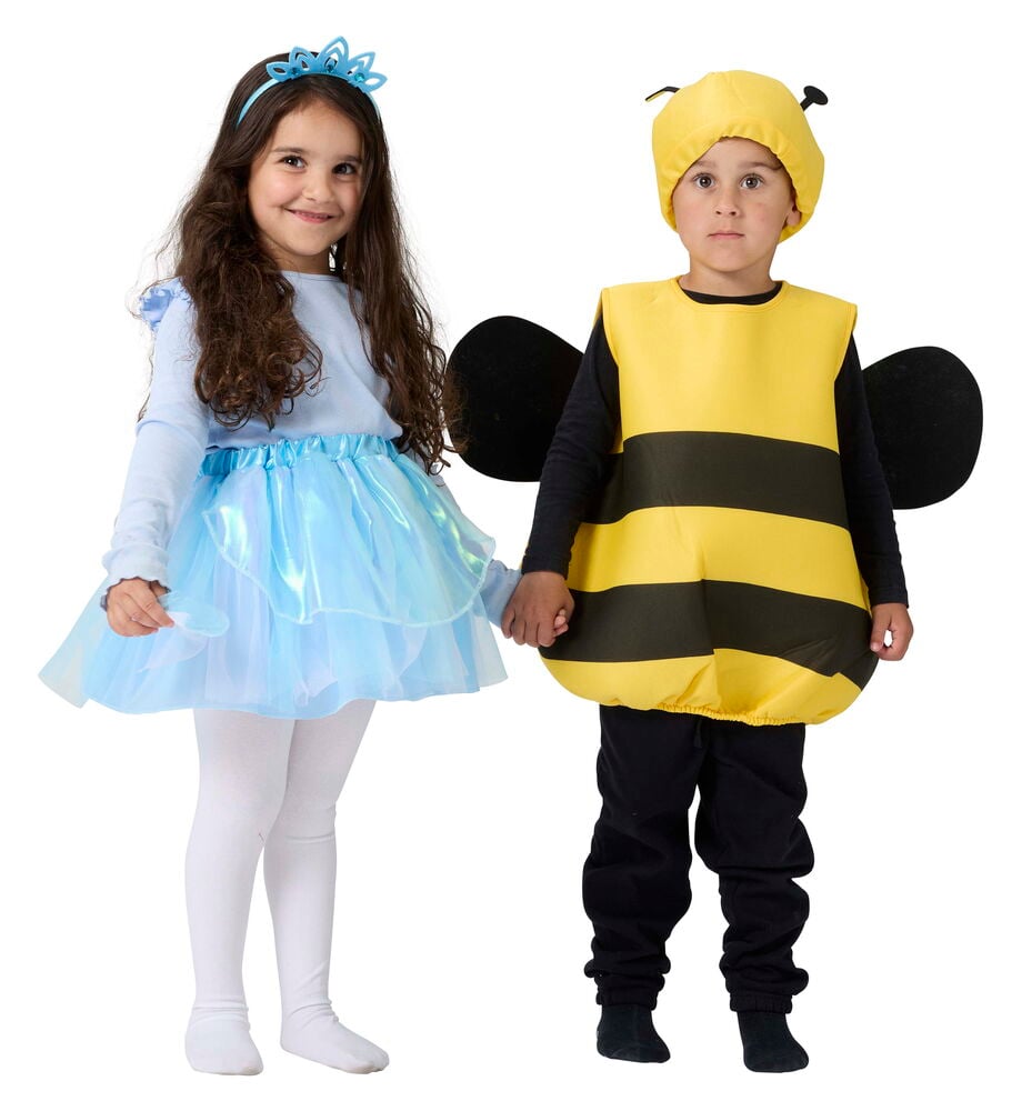 Barn bruker en Halloweenponcho, barn One size bikostyme og et blått fekostyme.
