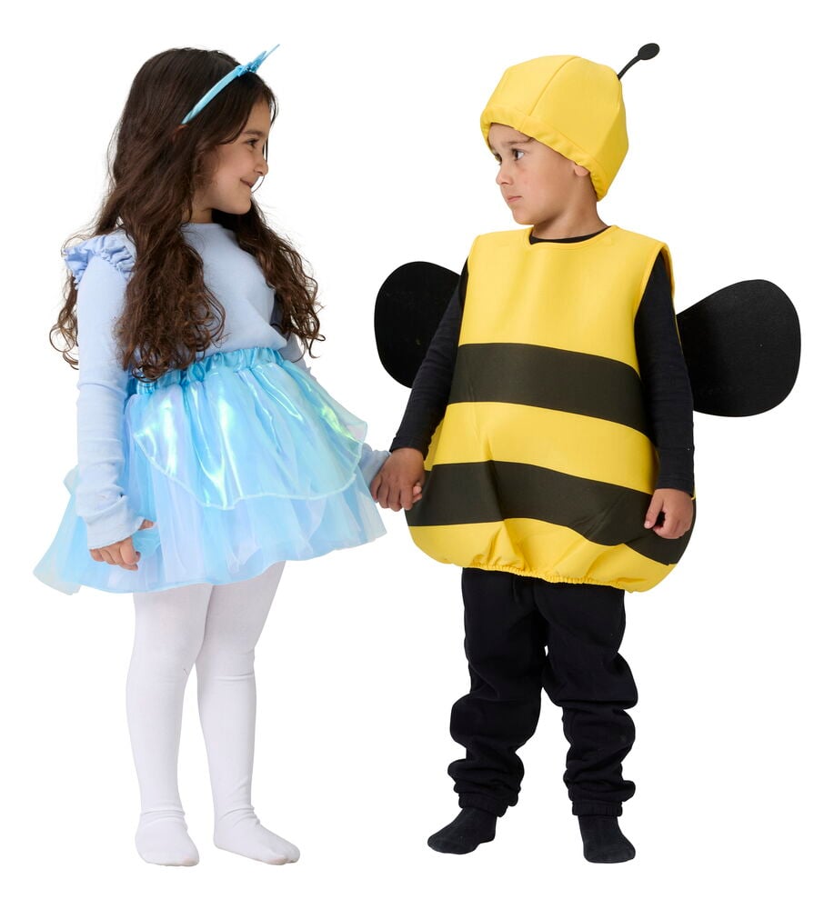 Barn i gul/svart Halloweenponcho, barn One size, hatt, vinger. Barn i blå topp, skjørt.