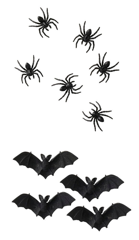 Ein Halloween-Dekoration Spiders & Bats 10 er-Pack mit sechs schwarzen Plastikspinnen und vier Fledermäusen.