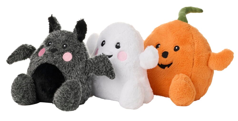 Drei Halloween-Figuren: eine graue Fledermaus, ein weißer Geist und ein orangefarbener Kürbis aus Plüsch.