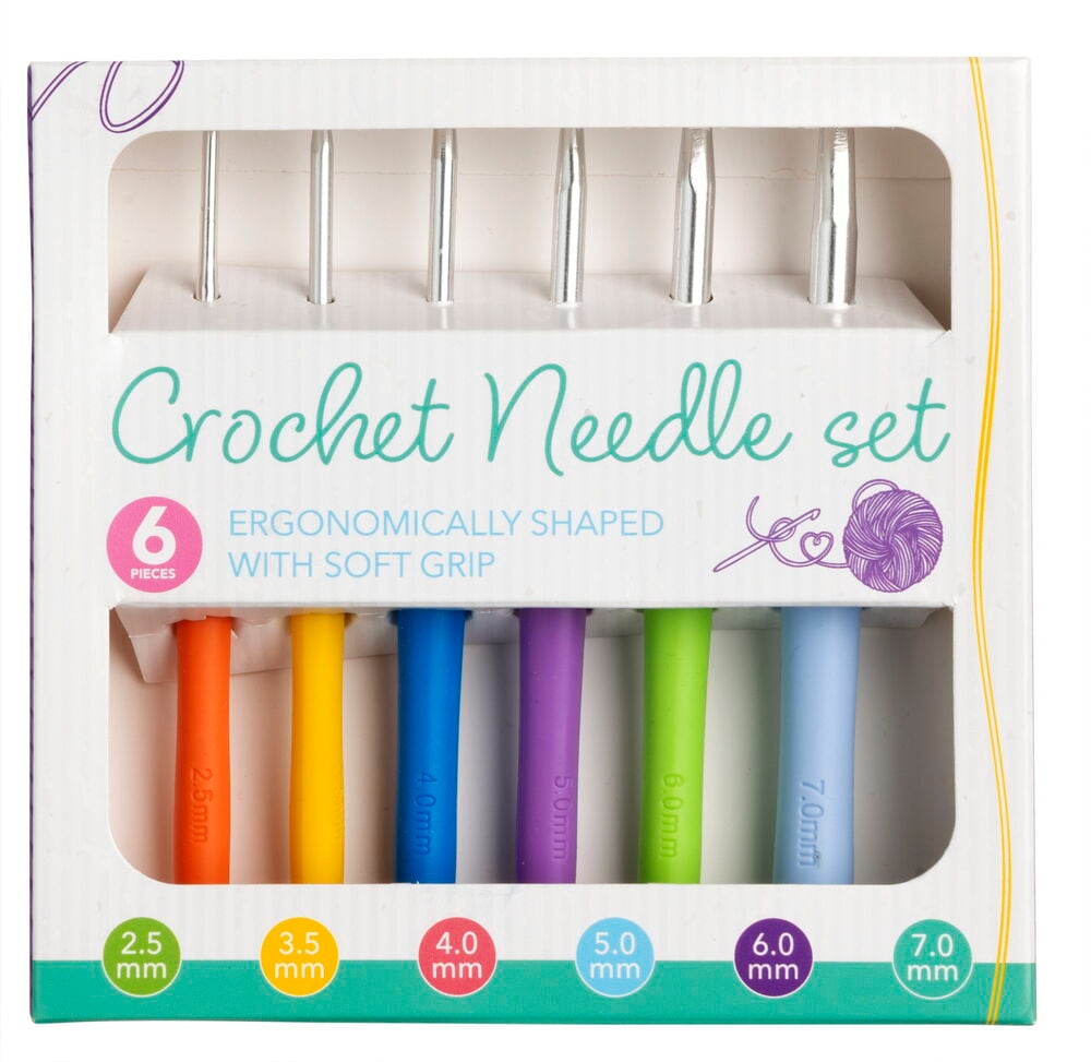 Sex färgglada virknålar med ergonomiska handtag i förpackning.