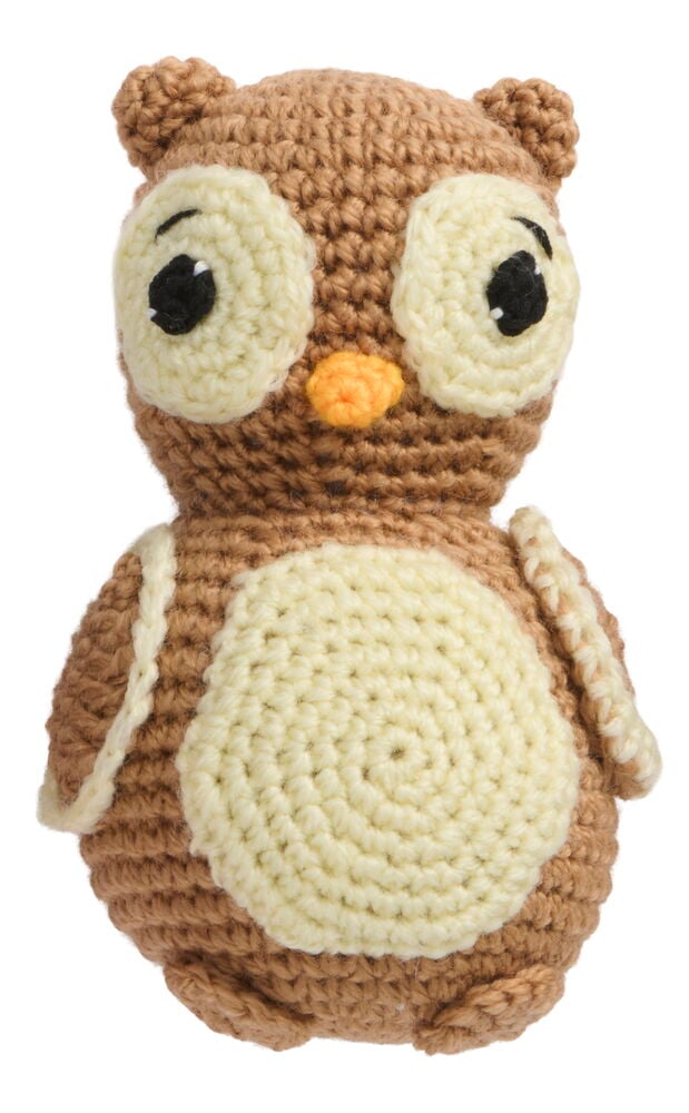 Vorderansicht einer braun-cremefarbenen Häkel-Eule mit orangefarbenem Schnabel aus dem Häkel-Set 4er-Pack Forest Animals.